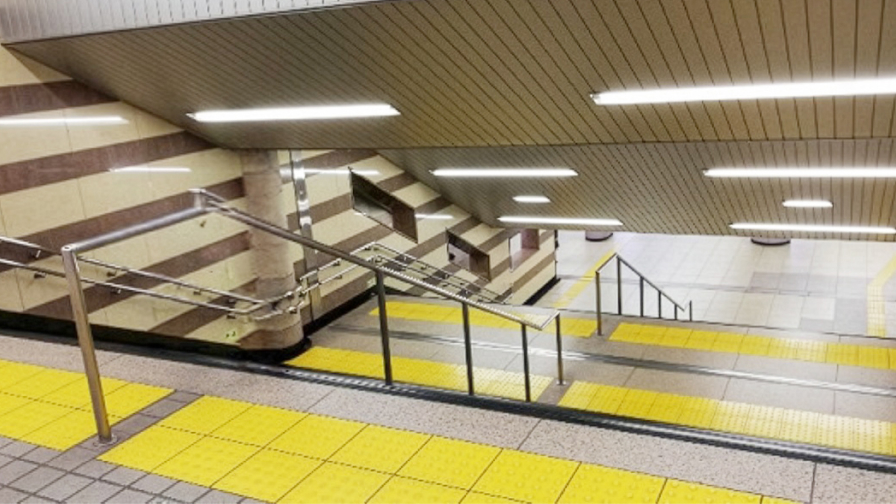 地下通路の階段