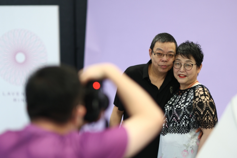 （Right）Photo session at the event in China